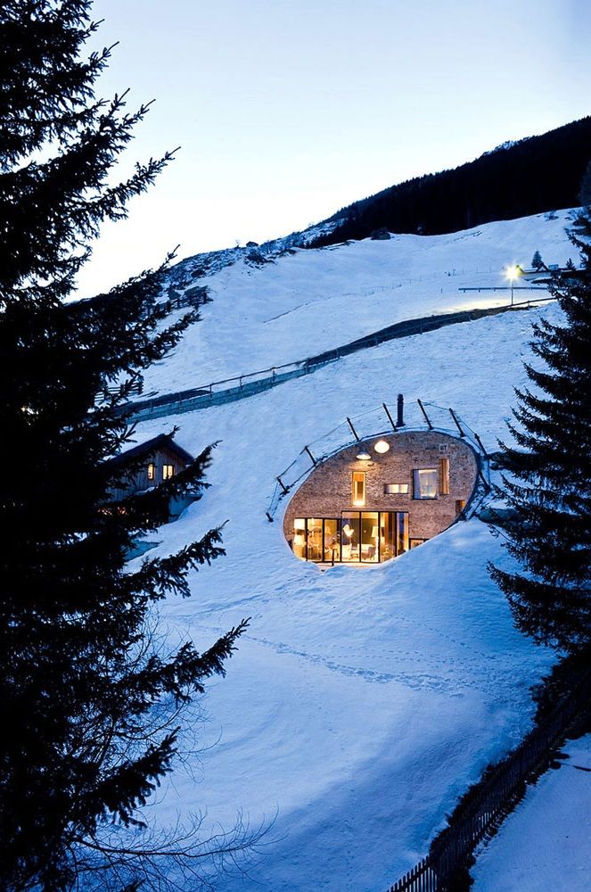 Cette maison troglodyte a été habilement transformée en villa luxueuse | So Busy Girls