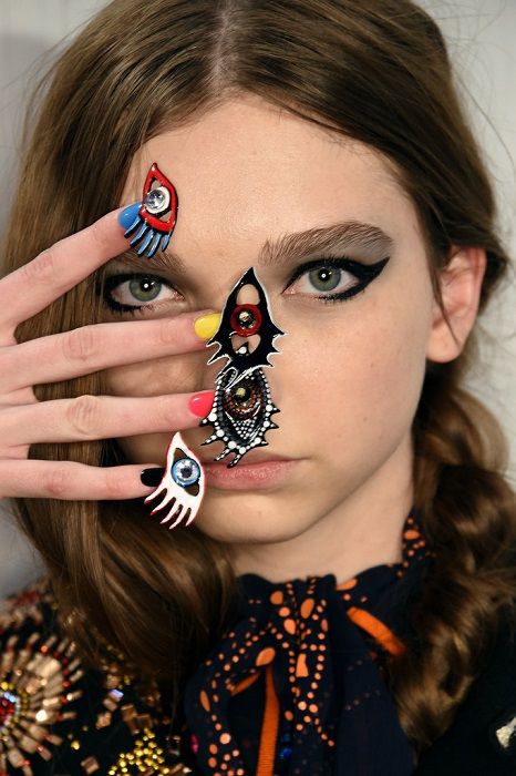 Un nail art excentrique et en relief | So Busy Girls