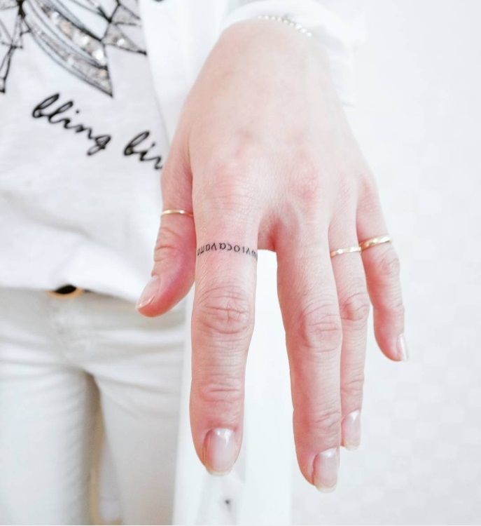 Porter des bagues dorées plus fines que votre tatouage | So Busy Girls