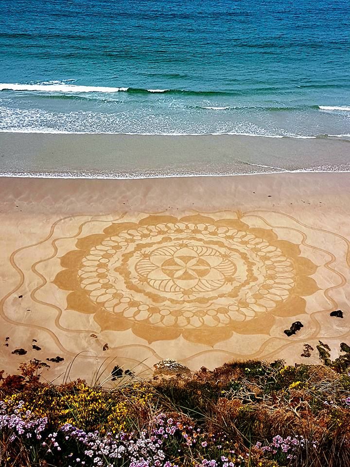 Cette créatrice réalise d'immenses mandalas magnifiques sur le sable des plages bretonnes | So Busy Girls