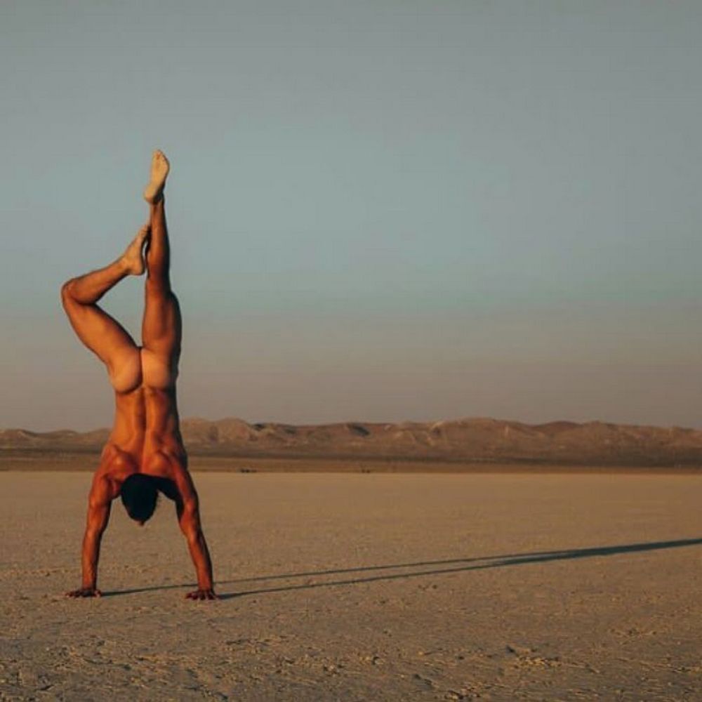 14 photos d'hommes nus en train de faire du yoga (c'est cadeau !) | So Busy Girls