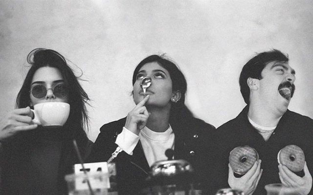 Cet homme se photoshoppe pour apparaître sur les photos de Kendall Jenner et les rend hilarantes | So Busy Girls