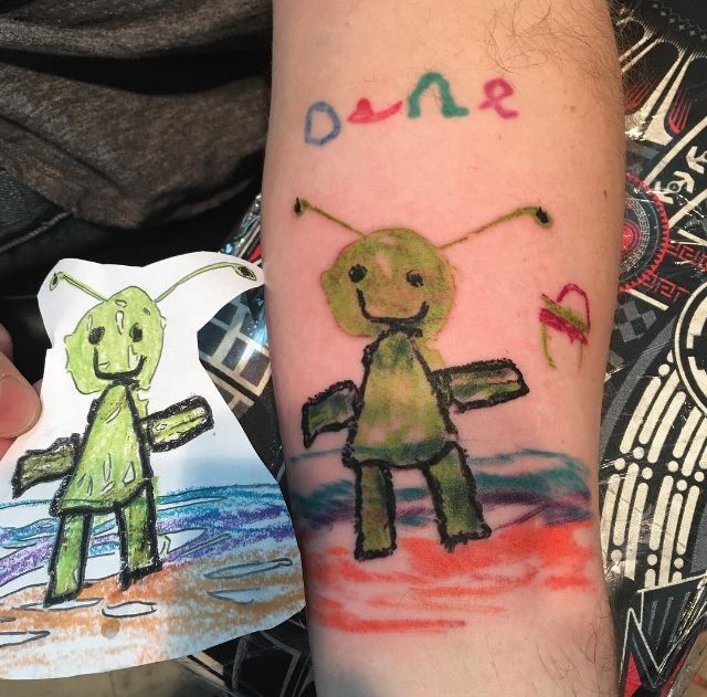 12 parents qui ont tellement adoré le dessin de leur enfant qu'ils se le sont fait tatouer ! | So Busy Girls