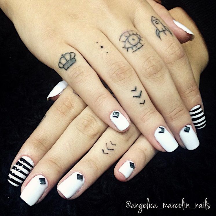 Avec des strass et des rayures pour un nail art black and white | So Busy Girls