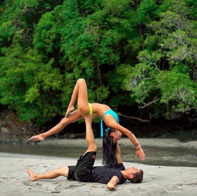 Ce couple associe sa passion pour le yoga à son amour des voyages et le résultat fait très envie ! | So Busy Girls
