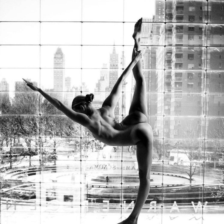 Cette jeune femme poste sur Instagram des postures de yoga qu'elle réalise nue | So Busy Girls