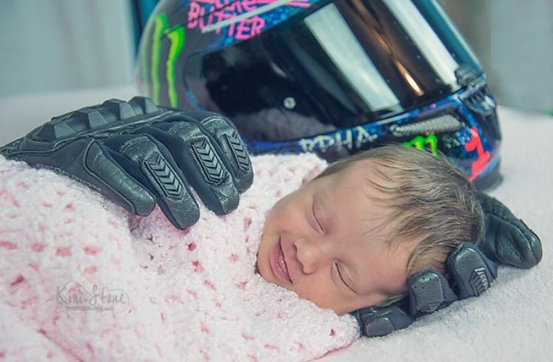 Ce bébé a souri dans son sommeil quand on lui a posé la tête sur les gants de moto de son papa décédé 1 mois avant sa naissance | So Busy Girls