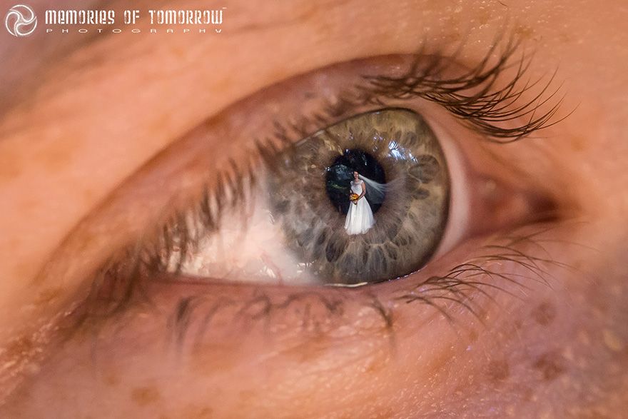 Il prend des photos de mariage sublimes dans le reflet des alliances | So Busy Girls
