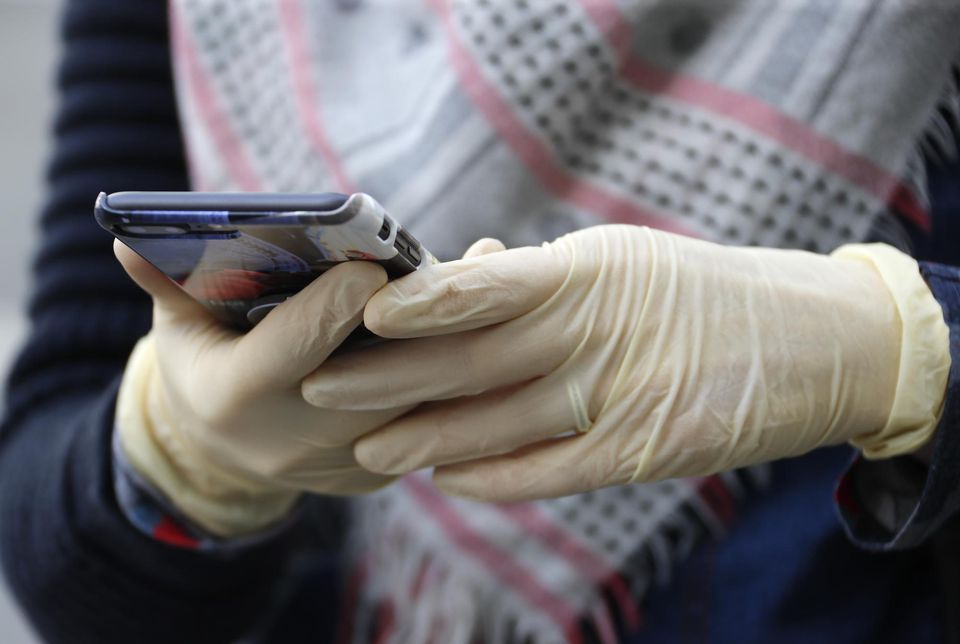 Pourquoi porter des gants n'est pas la meilleure chose à faire pour se protéger du coronavirus | So Busy Girls