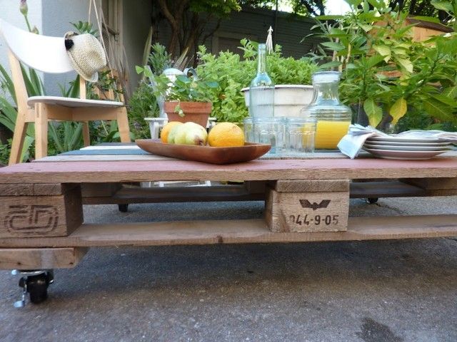 Une table basse en palettes en bois pour un déjeuner dans le jardin | So Busy Girls