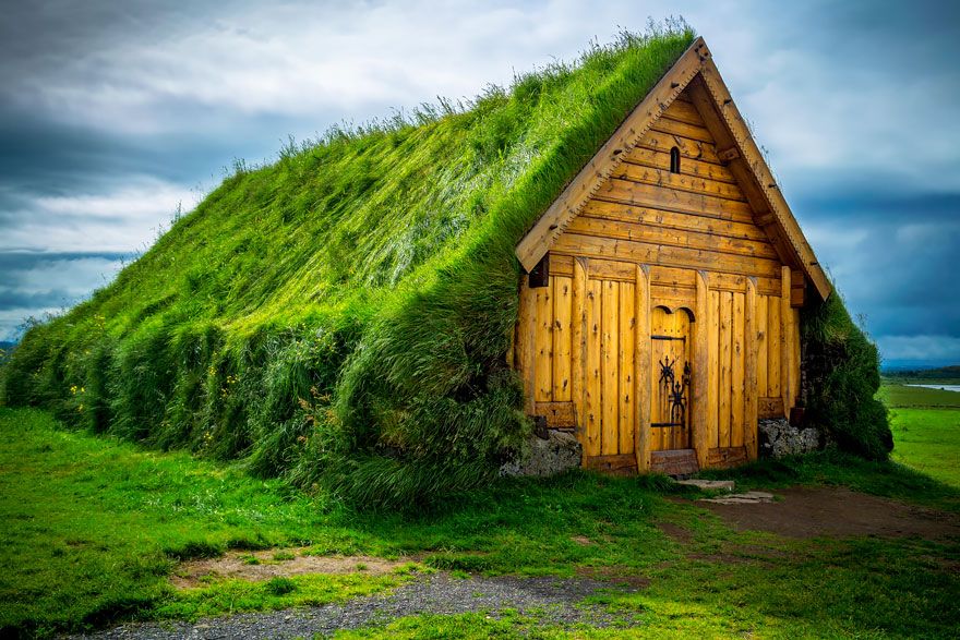 15 maisons scandinaves avec un toit végétal qui semblent tout droit sorties d'un conte de fées | So Busy Girls