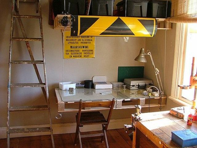 Un bureau suspendu en palettes | So Busy Girls