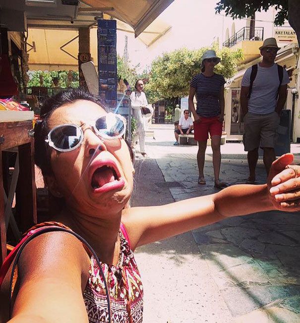 Cette femme se retrouve seule en voyage de noces parce que son mari n'a pas pu partir et poste des photos solos hilarantes | So Busy Girls