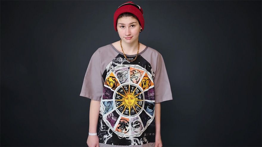 Des créateurs de mode transforment les vilaines blouses d'hôpital en blouses tendances pour redonner le sourire aux enfants malades | So Busy Girls