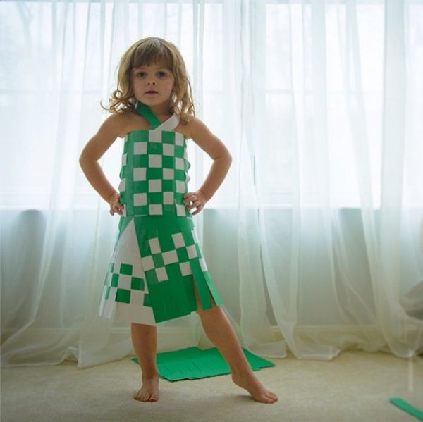 Cette maman créative recrée les robes de star pour sa petite fille avec les moyens du bord, et le résultat est juste WAOUH ! | So Busy Girls