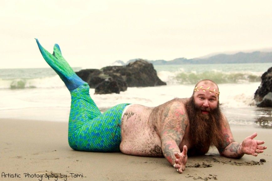 Cet homme rond et velu fait une séance photo sexy et le résultat décalé est excellent | So Busy Girls