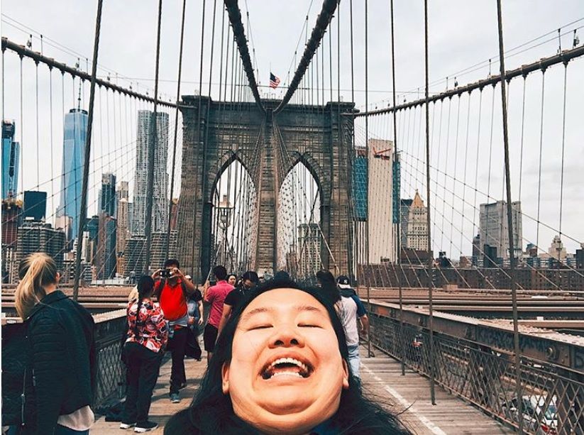 Elle fait le buzz sur Instagram avec ses photos de voyage et surtout sa pose trop drôle | So Busy Girls