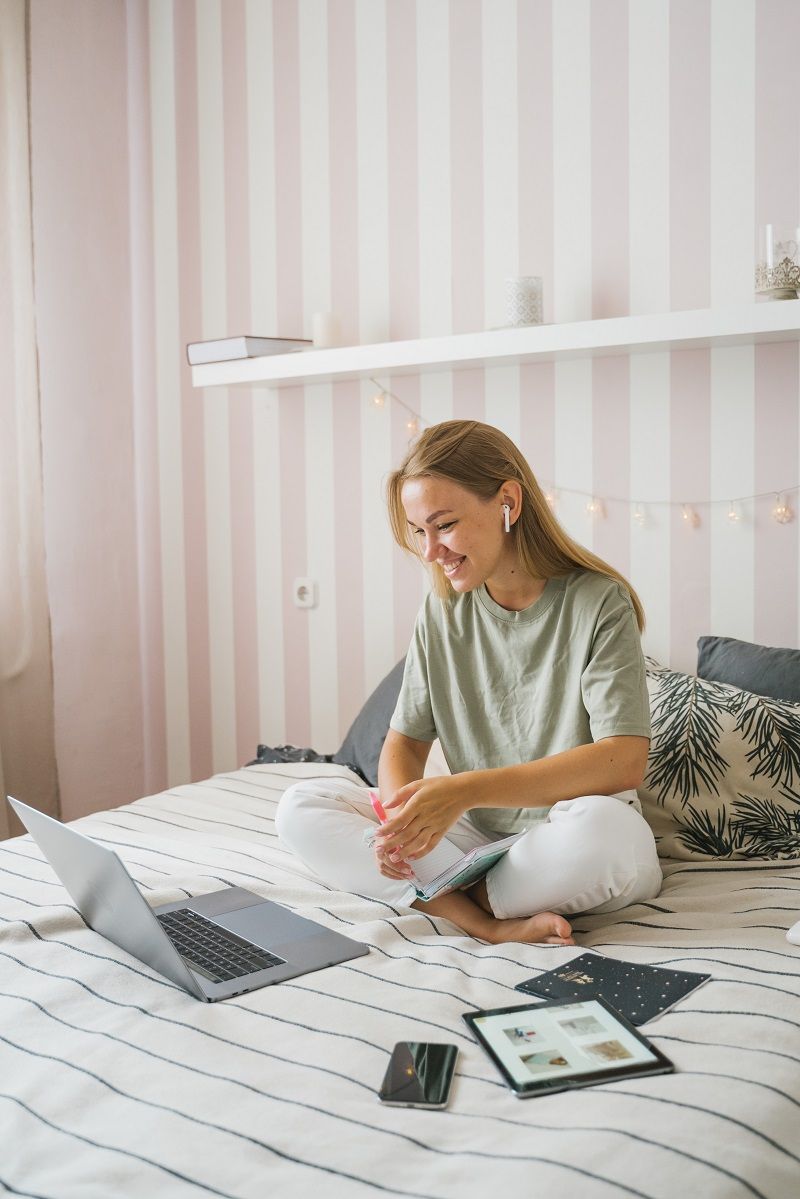e-learning-ordinateur-femme-lit