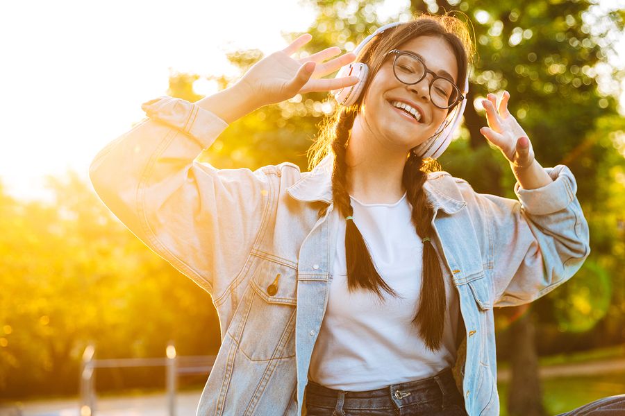 En 2025, ces chansons ont rythmé la vie de millions de Français | So Busy Girls
