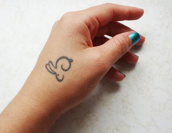 16 idées de tatouages sublimes à se faire sur les mains | So Busy Girls