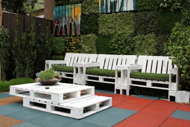 Mur végétal et salon de jardin blanc en palettes | So Busy Girls