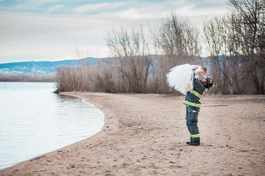 Ce shooting photo d'un papa pompier et de sa petite fille de 3 ans est adorable | So Busy Girls