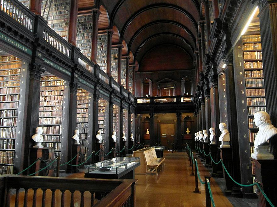Cette bibliothèque irlandaise propose plus de 200 000 livres ! | So Busy Girls