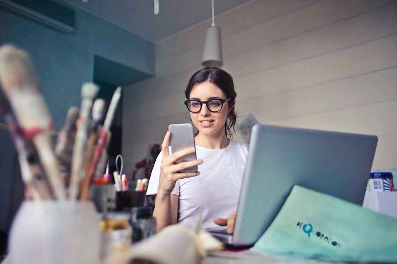 Passer son temps sur les écrans peut faire mal aux yeux : voici comment les protéger | So Busy Girls
