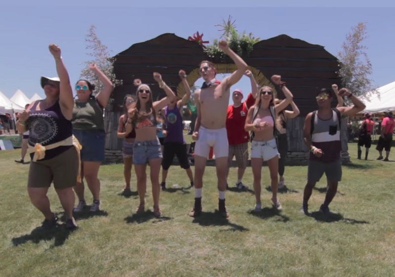 Il voyage pendant 2 mois et danse avec plus d'une centaine d'inconnus pour créer cette vidéo géniale | So Busy Girls