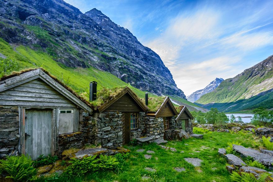 15 maisons scandinaves avec un toit végétal qui semblent tout droit sorties d'un conte de fées | So Busy Girls