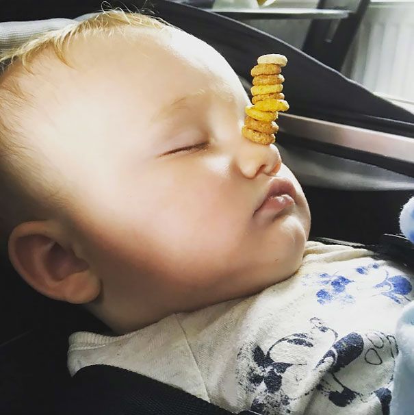 Non, ce n'est pas une blague : des papas tentent de battre le record de céréales Cheerios empilées sur le nez de leur enfant | So Busy Girls