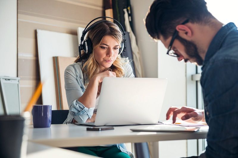 Ecouter de la musique au travail : bonne ou mauvaise idée ?