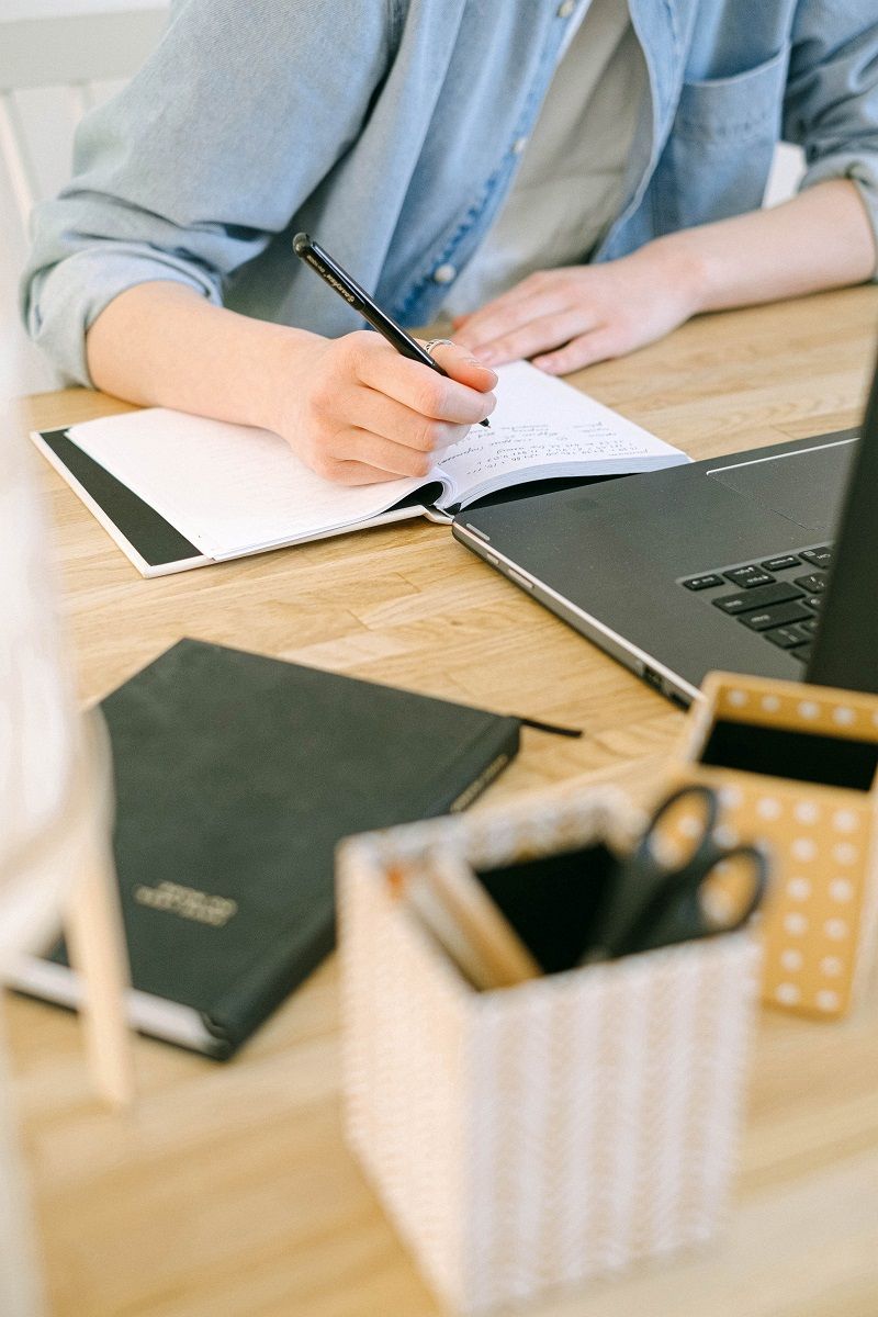 ecrire-carnet-travailler-ordinateur