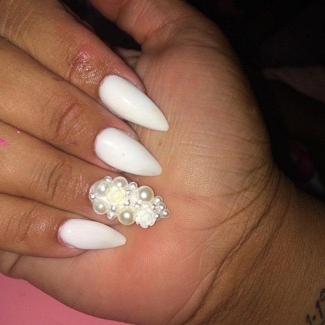 Nail art blanc et accent nail en perles | So Busy Girls
