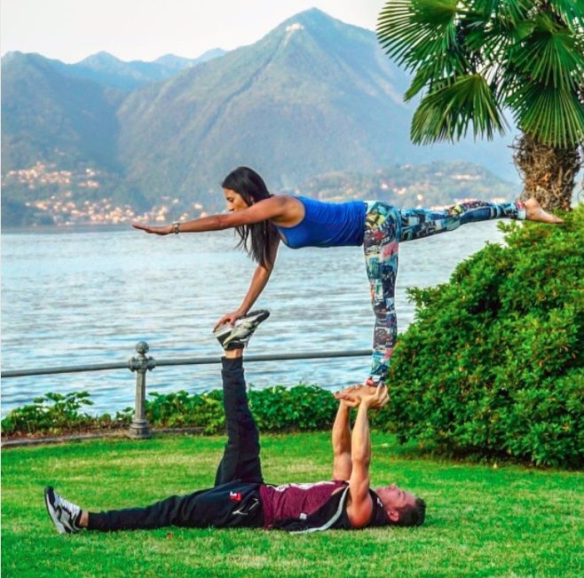 Ce couple associe sa passion pour le yoga à son amour des voyages et le résultat fait très envie ! | So Busy Girls