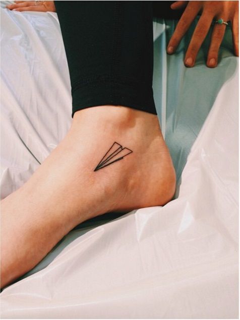 Un tatouage avion en papier | So Busy Girls