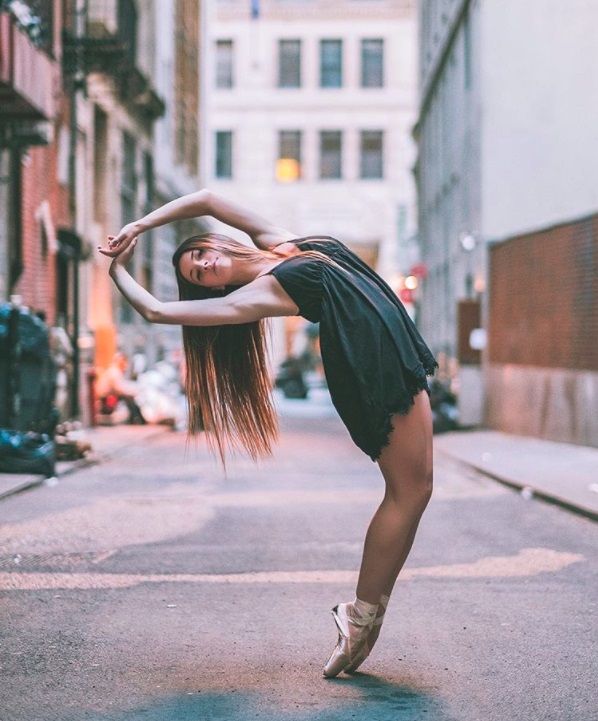 16 photos sublimes de ballerines qui dansent dans les rues de New York | So Busy Girls