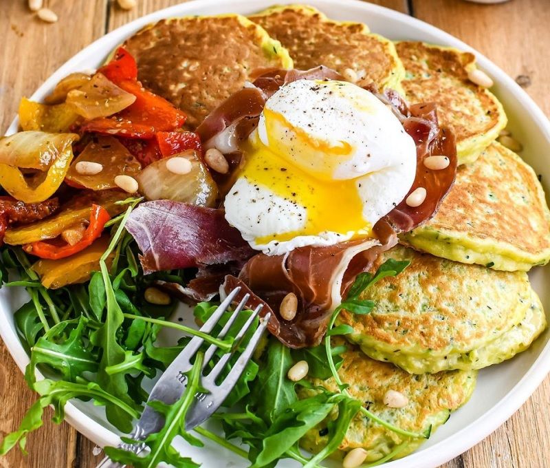 La recette des pancakes de courgettes à l'ail et fines herbes | So Busy Girls