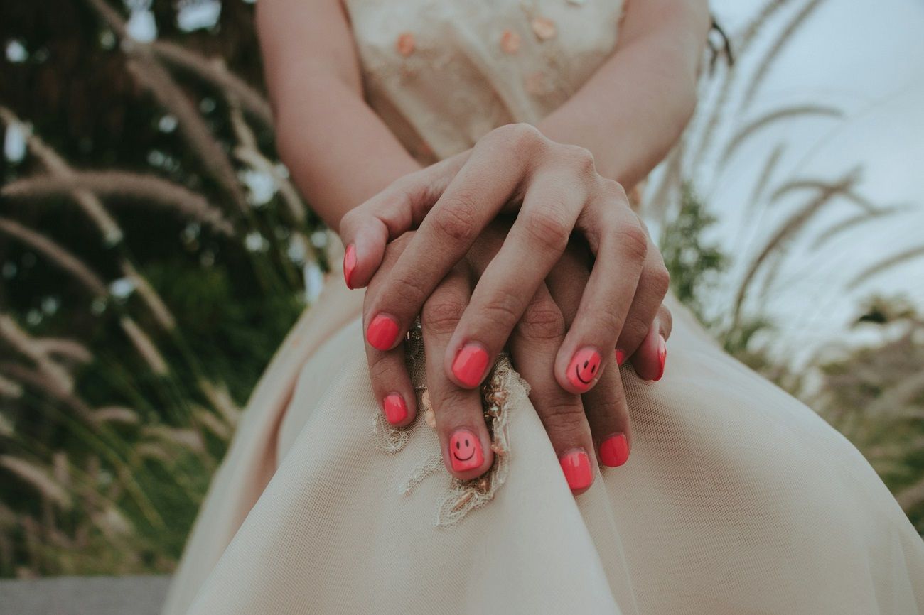 La Red nails theory : pourquoi cette couleur affole tant TikTok et divise les internautes