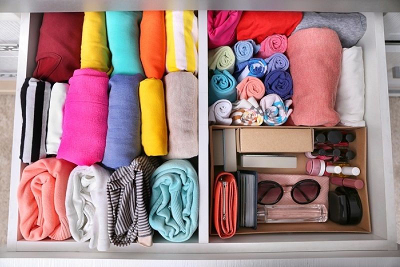 Apprenez à plier vos vêtements comme Marie Kondo grâce à cette vidéo pour une armoire parfaitement rangée | So Busy Girls