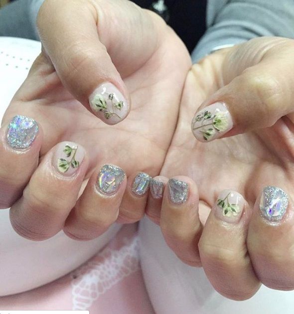 La dernière tendance nail art avec des fleurs séchées est parfaite pour toutes celles qui veulent prolonger l'été | So Busy Girls