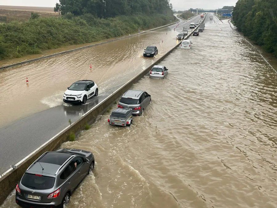 Routes submergées et maisons inondées : les images impressionnantes des inondations du 20 août 2025 | So Busy Girls