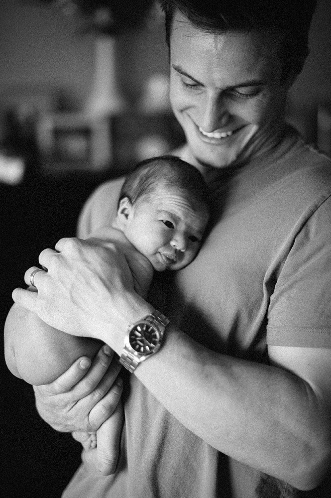 28 photos de papas qui tiennent leur bébé dans leurs bras | So Busy Girls