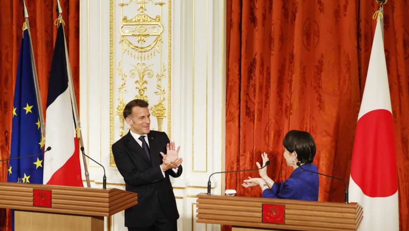 Ce n’était pas prévu… : pourquoi le geste de Macron à Tokyo intrigue autant les observateurs