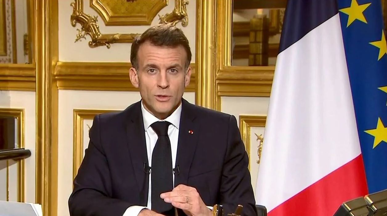 Ce d&eacute;tail inattendu sur le bureau d&rsquo;Emmanuel Macron pendant son allocution intrigue les internautes