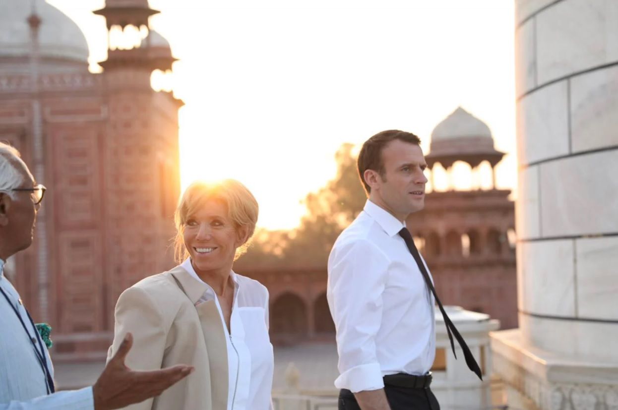 L&rsquo;amour est impr&eacute;visible : en pleine tourn&eacute;e en Inde, Emmanuel Macron surprend avec une d&eacute;claration d'amour bouleversante &agrave; Brigitte