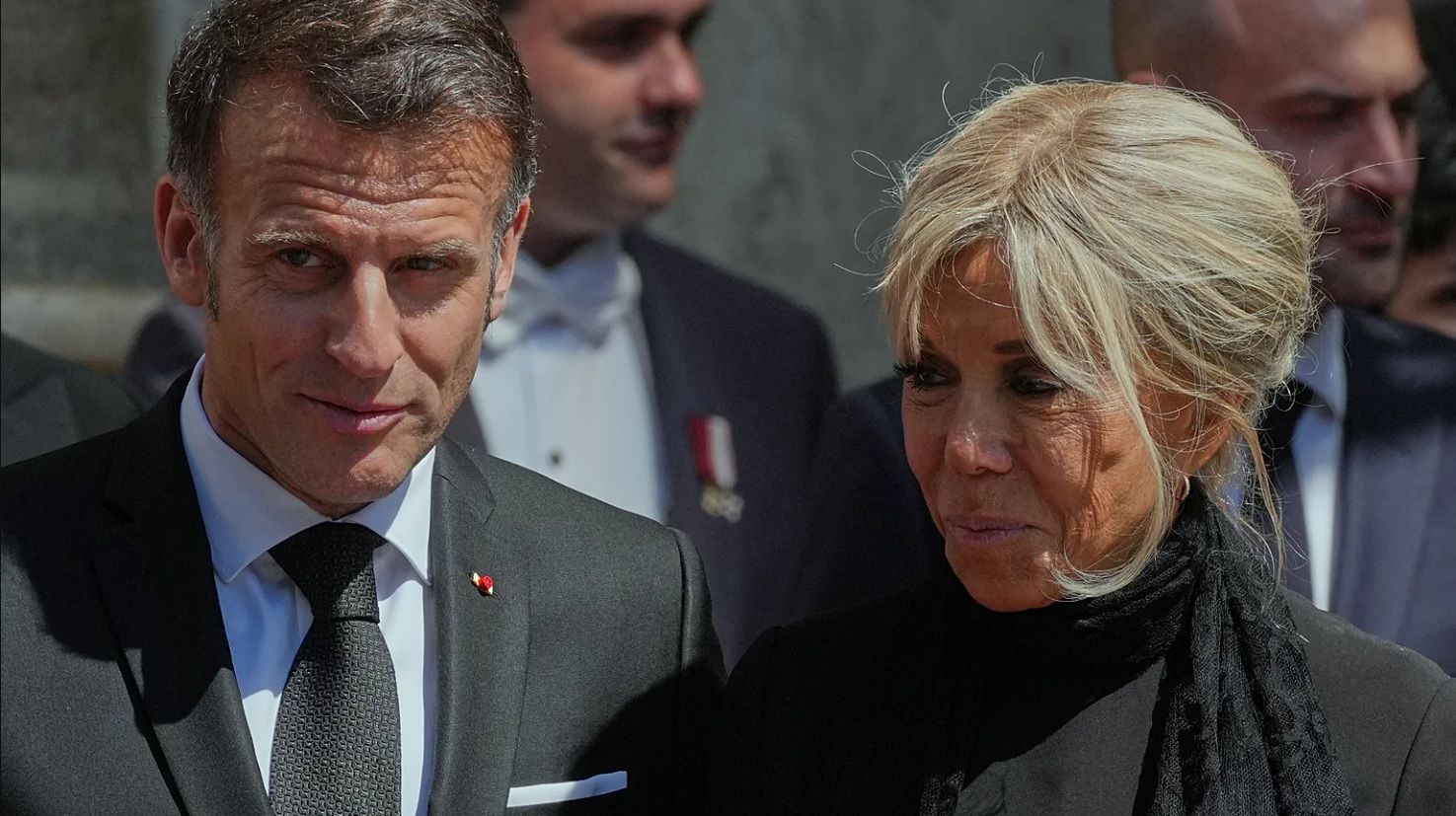 Gifle de Brigitte Macron : pourquoi cette vid&eacute;o reste si embarrassante pour le couple Macron encore aujourd'hui