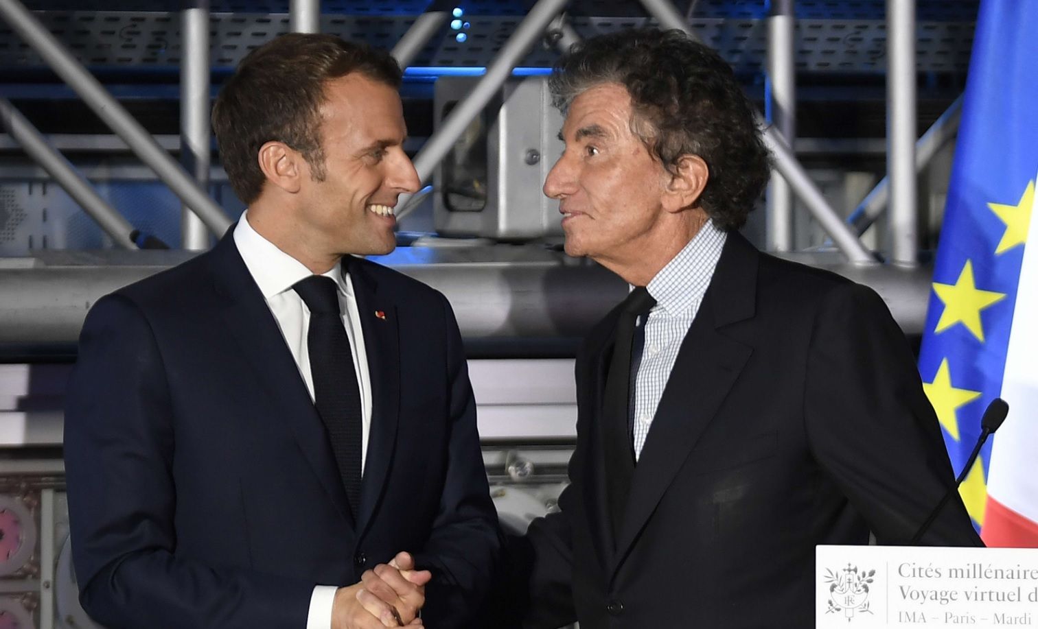 Il est juste qu’hommage lui soit rendu : Emmanuel Macron défend Jack Lang en pleine polémique