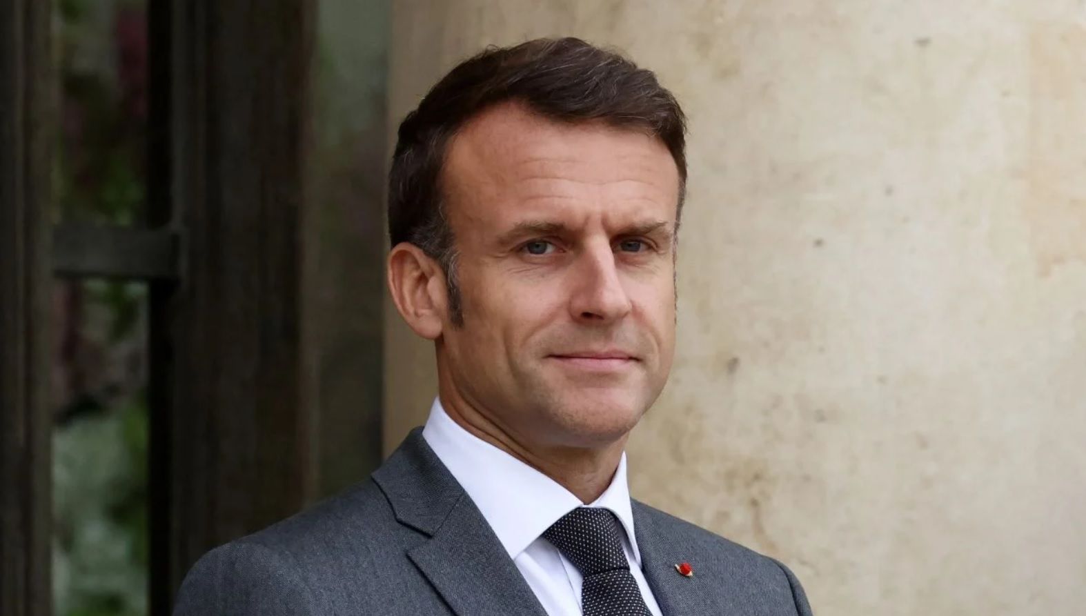Emmanuel Macron et la myst&eacute;rieuse pochette rouge : un rituel quotidien au c&oelig;ur du pouvoir