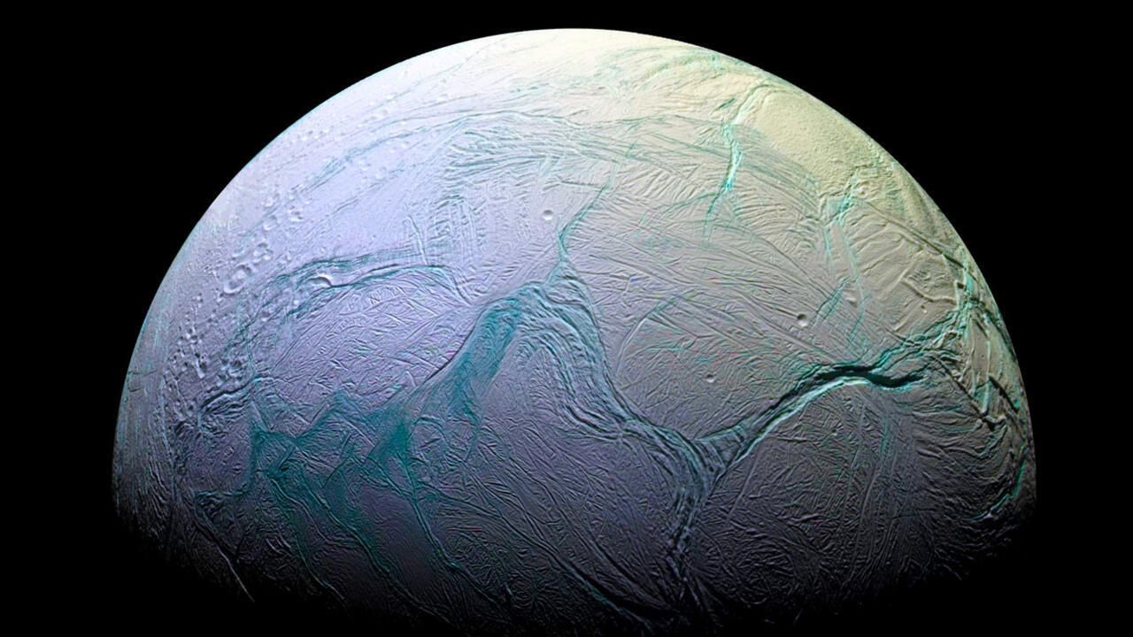Encelade : voilà pourquoi la lune glacée de Saturne est porteuse d’espoir après une découverte intrigante